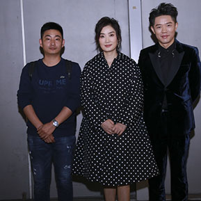 鳳凰傳奇與經(jīng)紀(jì)人李志合影 鳳凰傳奇與經(jīng)紀(jì)人李志合影