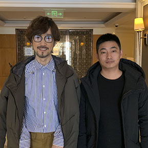 周傳雄與經(jīng)紀(jì)人李志合影 周傳雄與經(jīng)紀(jì)人李志合影